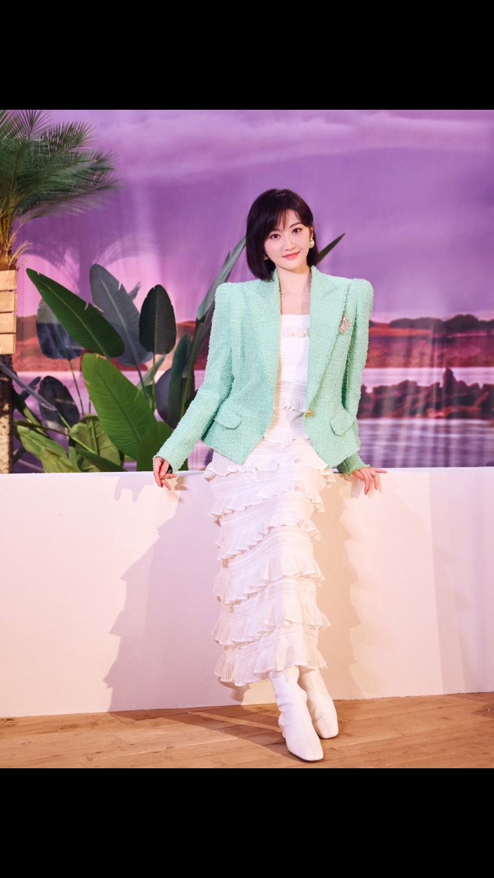 景甜的时尚日记:绿色小香风外套搭配白色蛋糕裙,浪漫优雅