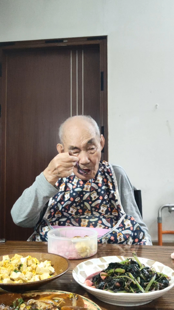 和爸爸的日常午饭：豆瓣鲫鱼/姜蓉滑豆腐/炒汉菜