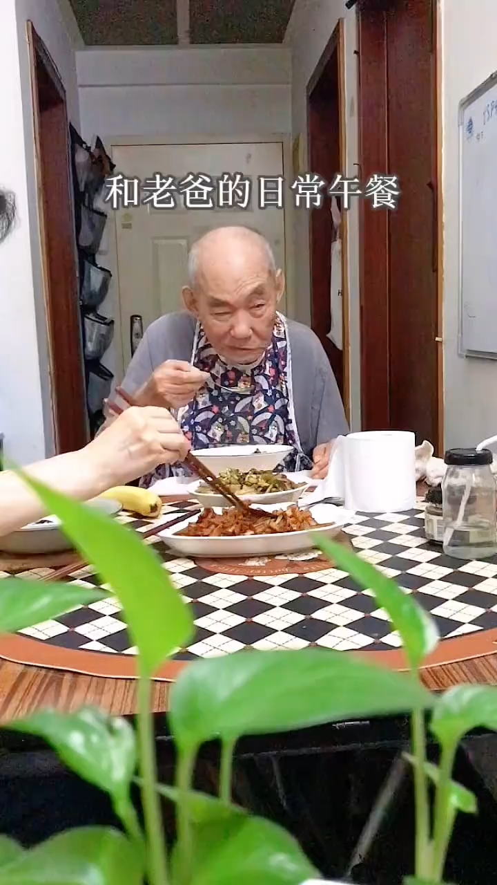 做饭过程中的乐趣。芹菜炒香干/干锅藕丝#全职八年#周末午饭