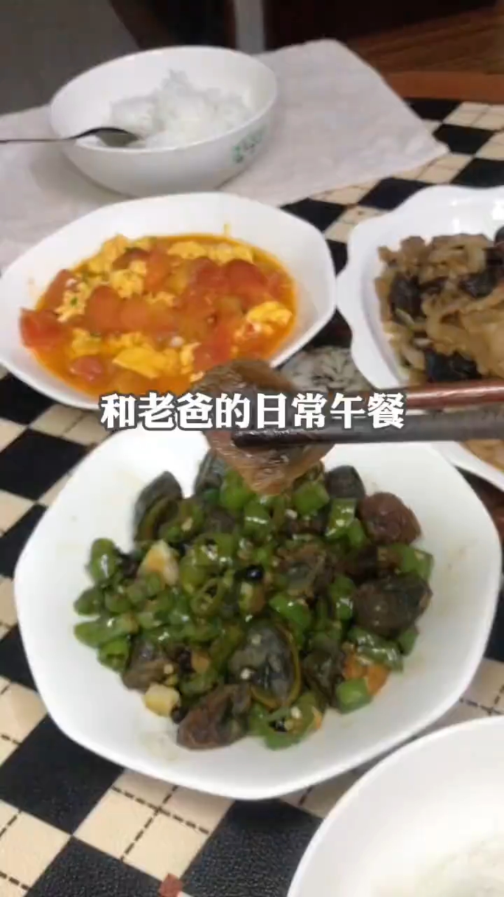 和老爸的日常午饭:肉丝炒洋葱/番茄炒鸡蛋/辣椒炒皮蛋#开心