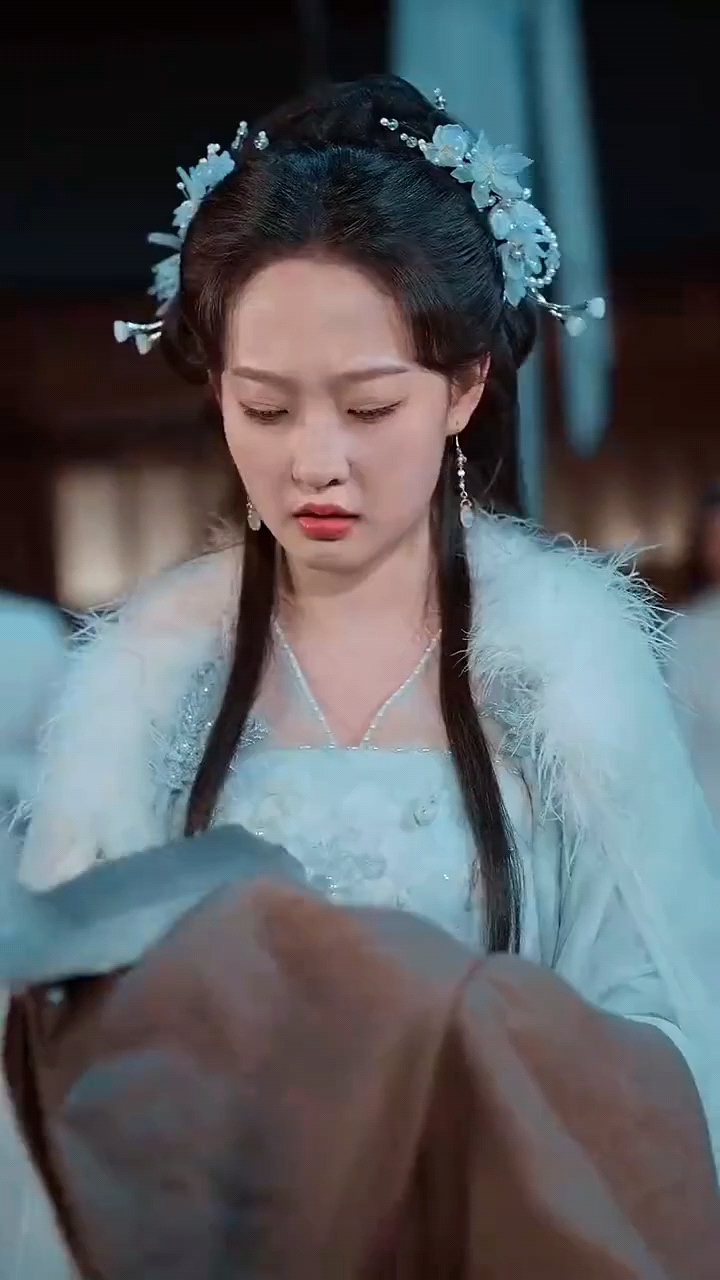 第十八集【爆款短剧】咸鱼竟成终极神器，斩灵剑当场碎裂