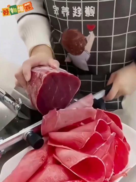 其实在外面买的牛羊肉卷都成合成的,其实我们在家做真正的牛羊肉