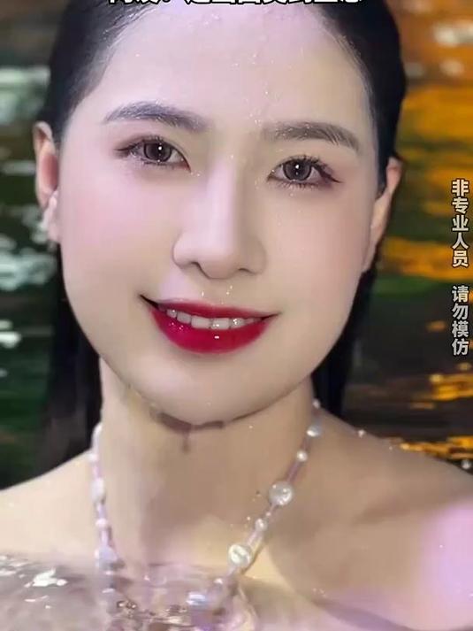 北海海底世界上演 “仙女散鱼”，王丸丸美人鱼连体鱼尾超美