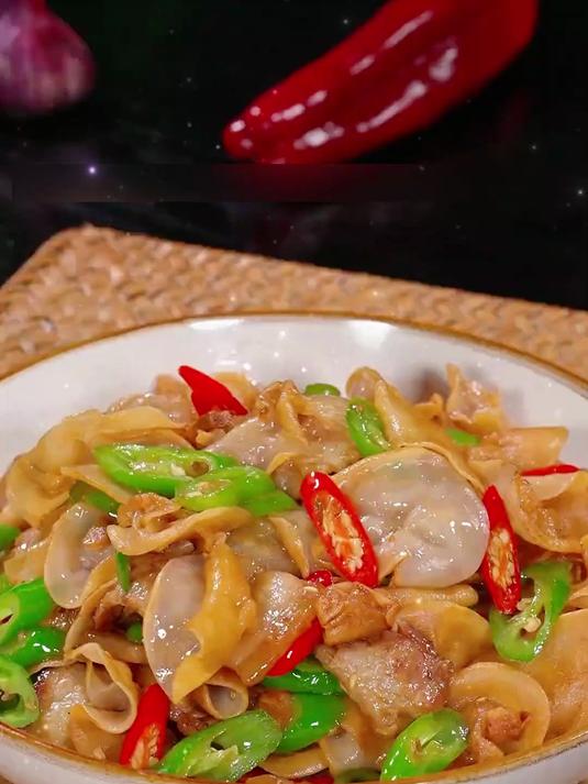 又脆又嫩的白玉木耳炒肉,香辣脆嫩,真的好好吃