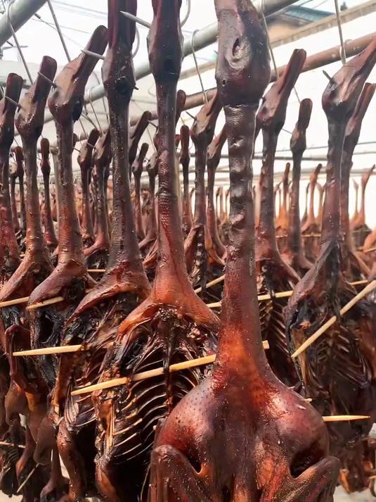 绍兴母子酱油酱的老麻鸭,颜色红润,肉质紧实,咕老酒的绝配!