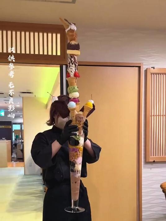 如果你是冰淇凌爱好者,那么你一定要品尝这种超高的巨无霸冰淇凌