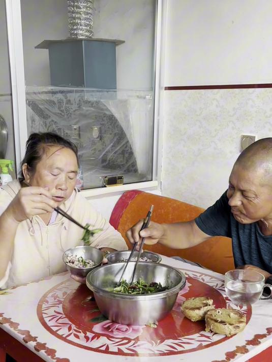 老妈做了啥菜,老爸怀疑自己,声称是假南方人