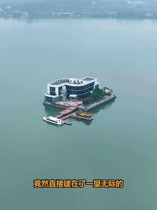 #这夏就出发#造价近亿的湖心顶级豪宅，出门全靠游艇，住在这里真的不怕被水淹吗？