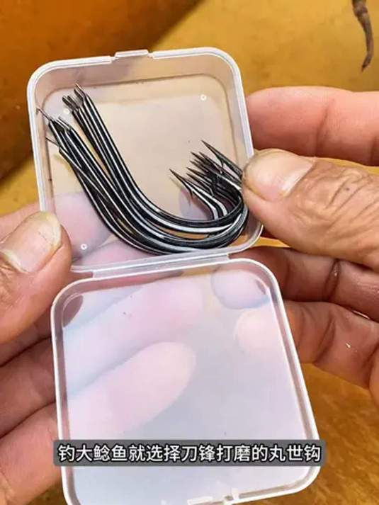 大型鲶鱼就用这鱼钩!臭鱼挂钩有绝招,选刀锋丸世