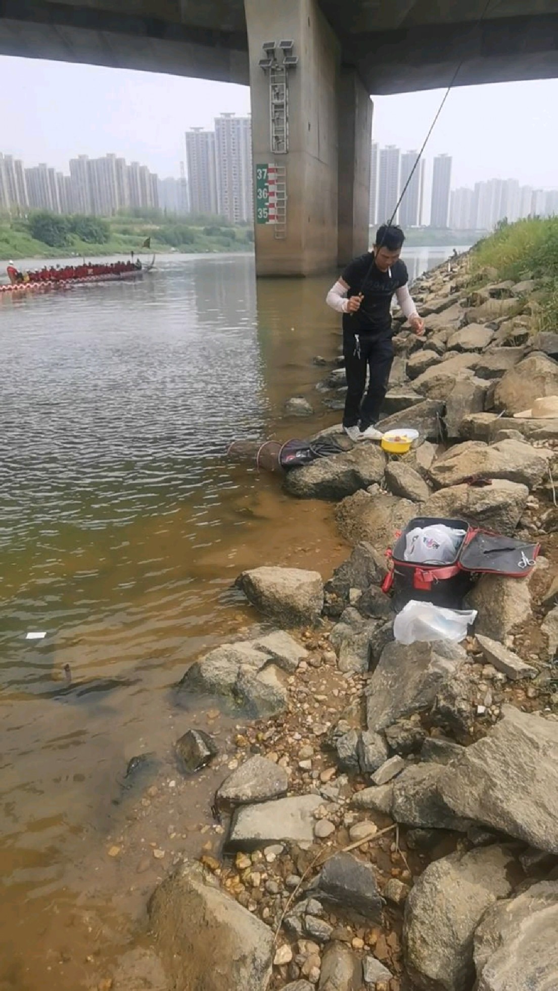 路亚搞不了,看台钓大师狂拉大眼华鳊