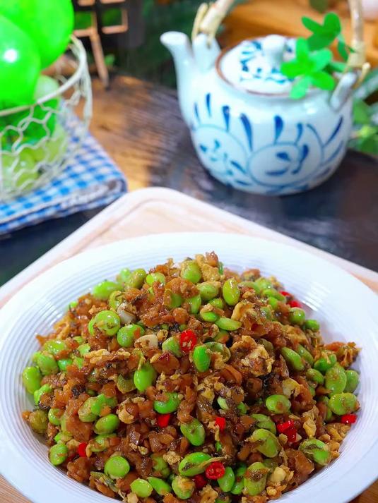 没想到外婆菜和毛豆一起炒这么好吃下饭