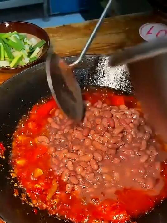 让我看看谁还没有吃过咱贵州的豆米腊肉火锅