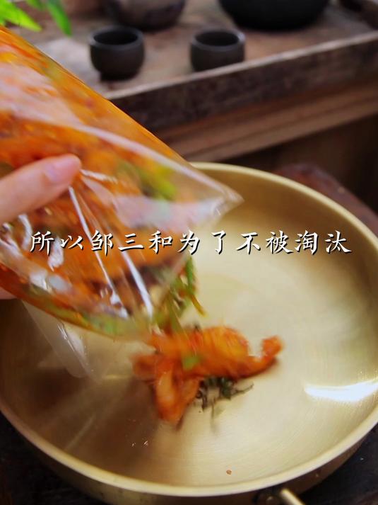 救命!这无骨鸭掌好吃到想啃手指!酱汁都舔干净了