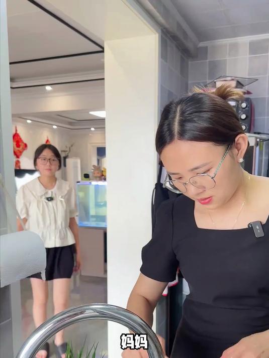 孩子想奶奶了，把所有的思念都包进了一个饺子里