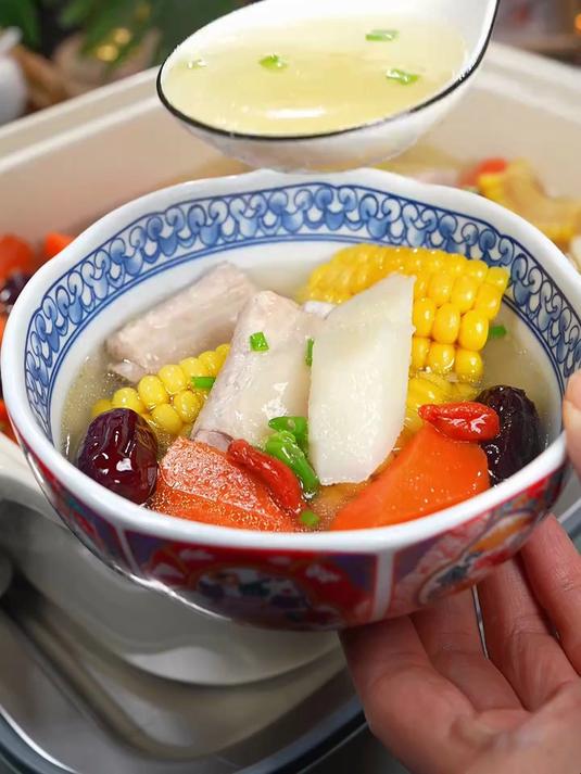 今天挑战用一个电蒸锅做三菜两汤一主食