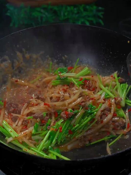秋天就是要多吃白萝卜,加点牛肉一炒真是无敌啦 家常菜