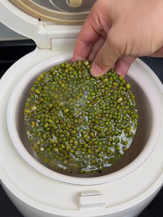 电饭煲合该是厨房最实用的物件,轻松搞定绿豆沙牛乳
