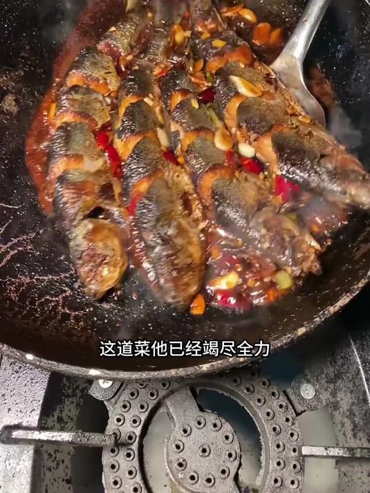 淄博除了烧烤还有很多本地菜，煎青鱼和砸鱼汤非常有特色