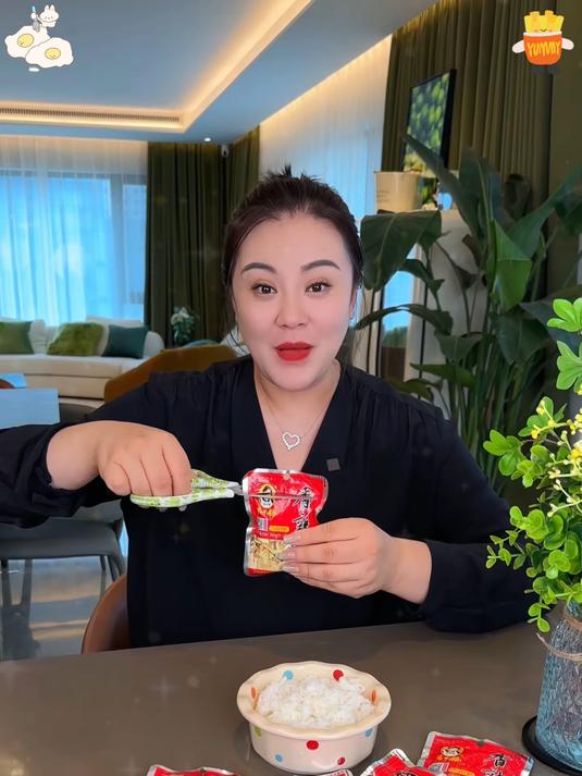 老干妈香辣菜又香又辣又脆爽特别下饭爱吃尤其爱吃辣的别错过哦