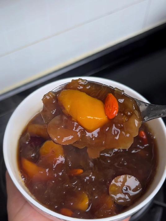 冬天就喜欢喝点暖暖的甜汤,银耳快速出胶的做法