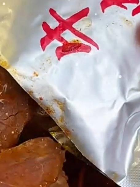 牛骨汤浓缩包封神！桶装牛肉面冲泡后，汤色跟襄阳面馆一模一样