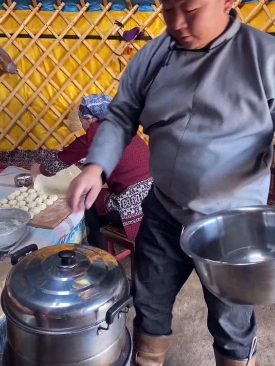 舌尖上的美食 记录草原生活 原创 蒙古包子