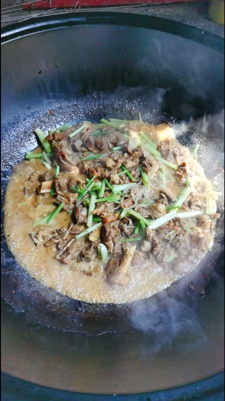 铁锅炖羊肉,香的嘞!