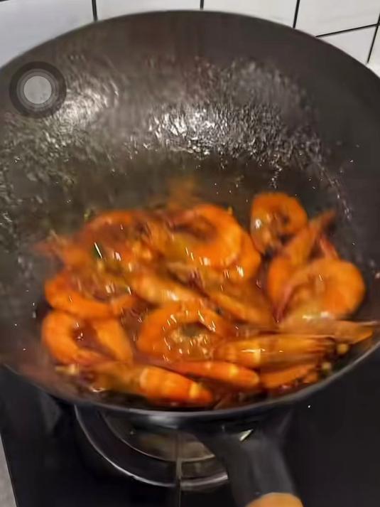 油闷大虾家常炒菜，大人小孩都爱吃，快学起来#厨房小白必学##下饭神器##家常炒菜##海鲜#