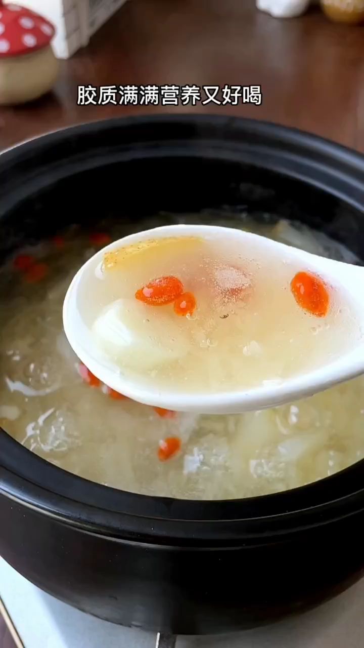 秋天特别干燥容易咳嗽,来碗山药雪梨银耳羹,喝了嗓子好舒服