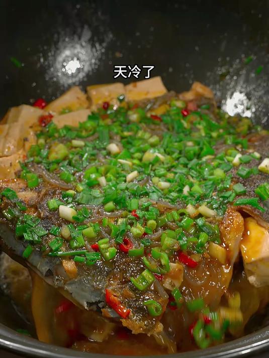 天冷做个香香辣辣的紫苏鱼头火锅，边煮边吃，鱼汤泡饭都能吃两碗