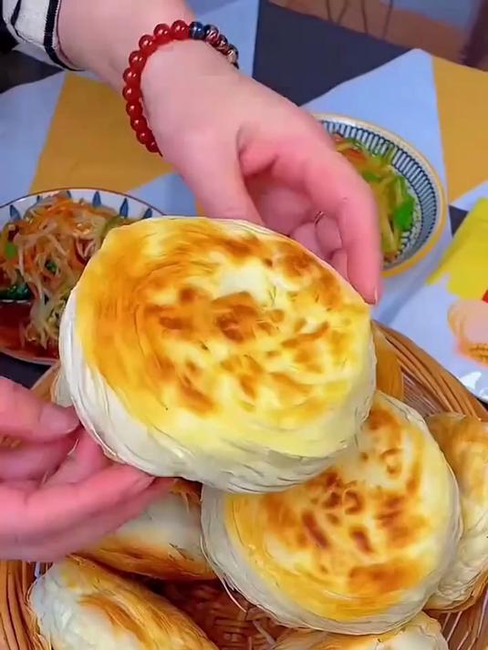 潼关饼胚烤完金黄酥脆，夹什么都好吃
