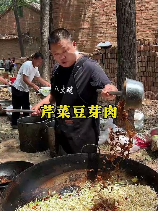 大席上做的芹菜豆芽肉,做法如此复杂、味道还真不孬勒,够味