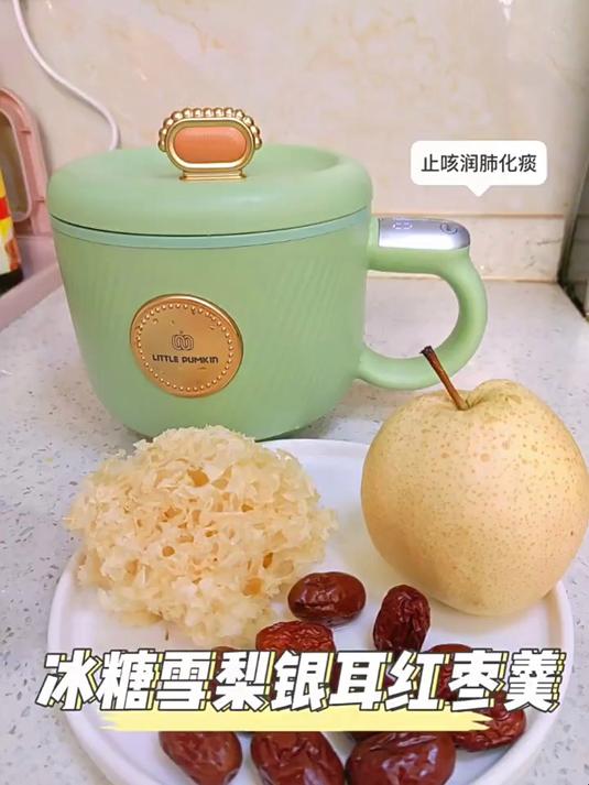 周末在窝在家里煲汤喝啦~新入手的小南瓜电饭煲可帮上大忙了