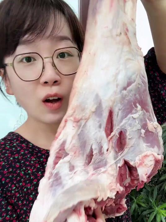 一口爆汁的羊肉大包子,手把肉不腥不柴,配上碗羊肉汤,实在太香