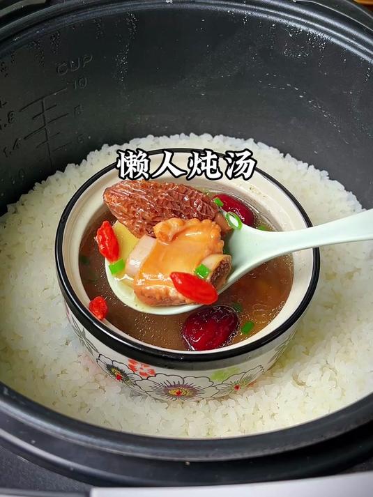 我会隔三岔五的炖羊肚菌排骨汤给孩子喝，汤鲜肉嫩营养好喝又滋养