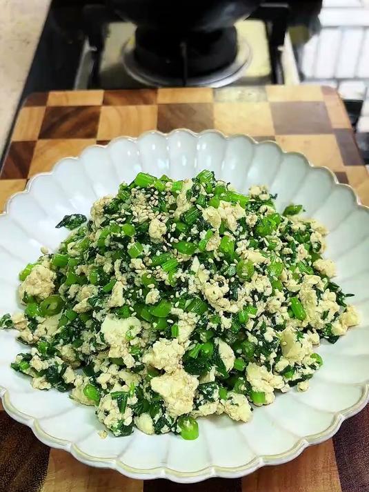 最近把晚餐都换成了这个茼蒿拌豆腐