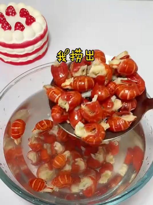 还有那个小笨蛋不会做这个蒜蓉虾尾 在家就可以吃上夜市哦