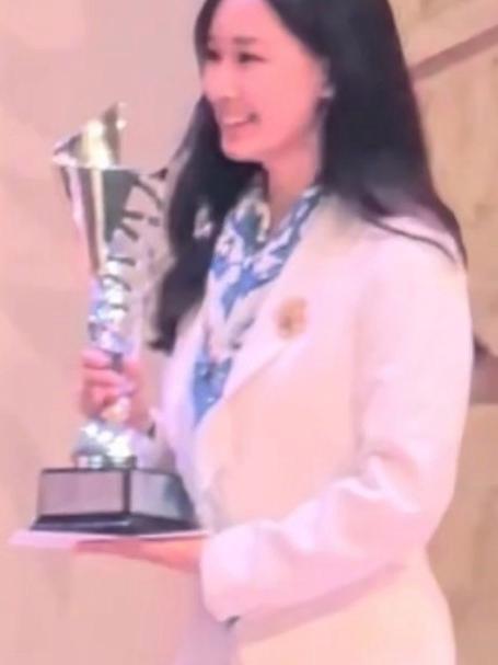 53岁赵文卓发文祝贺女儿高中毕业!