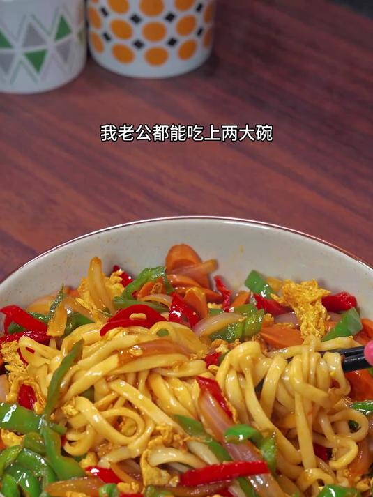 每次做这个青椒火腿鸡蛋拌面我老公都能吃