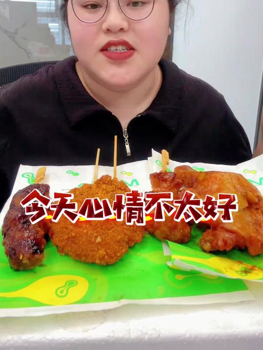 心情不好没胃口,只能扫光便利店炸串,再来盆麻辣烫