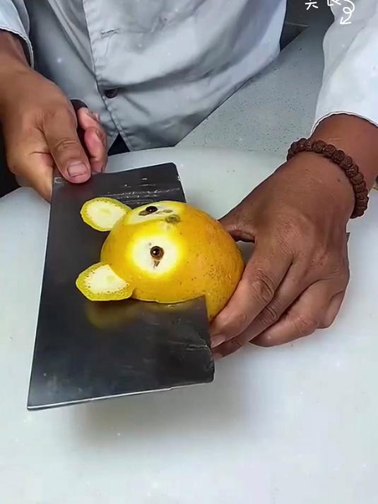 大师傅把橙子做成动物形状
