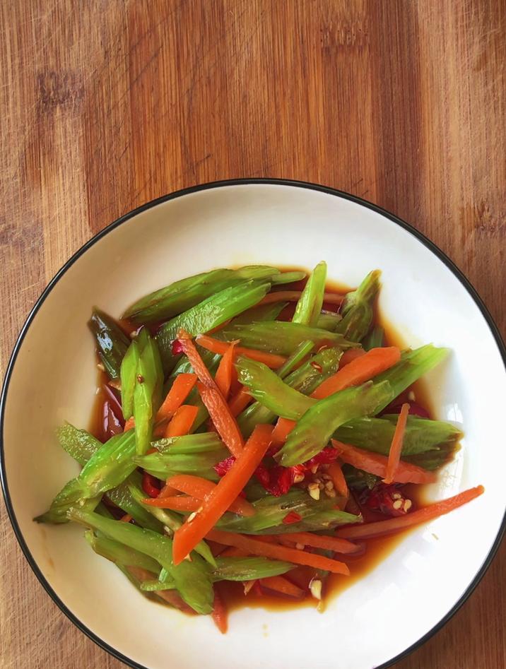 凉拌芹菜怎么做好吃又简单,跟我这样做,简单好吃