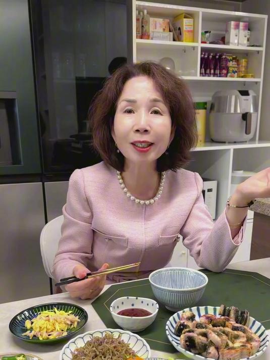 儿媳妇特意去买了精选的鳗鱼~给婆婆做烤鳗鱼吃