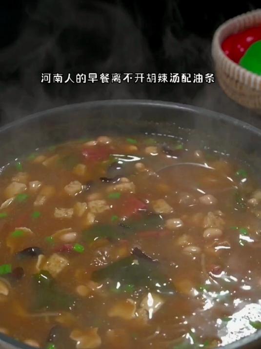 河南人早餐必备:胡辣汤与小油条组合,完美搭配,吃一碗就上瘾!