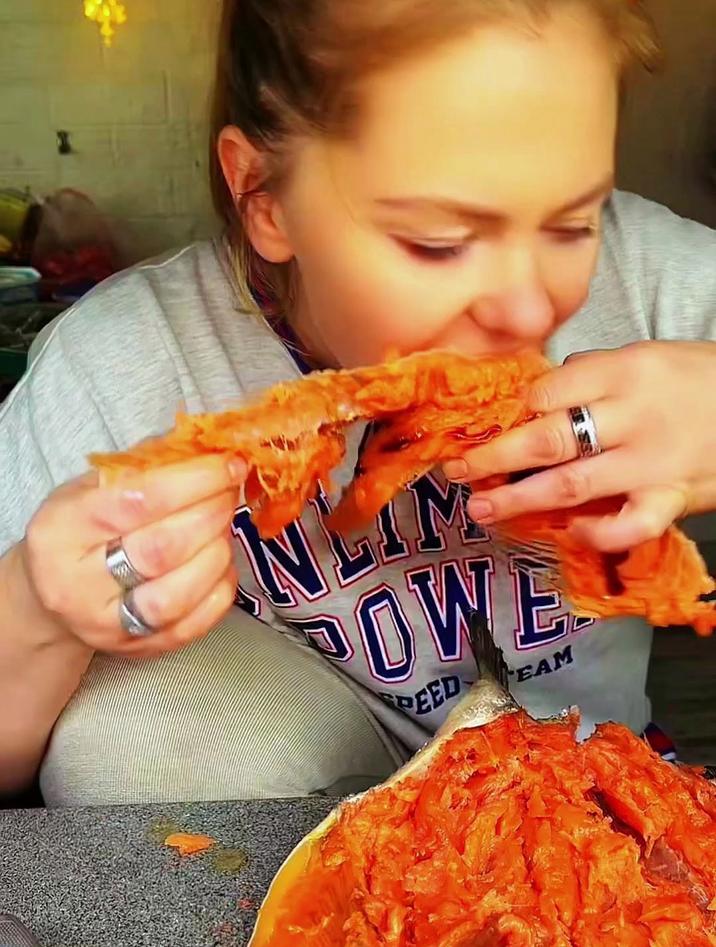 俄罗斯人都是如何花式吃熏鱼的,搭配酸黄瓜别有一番风味,真香啊