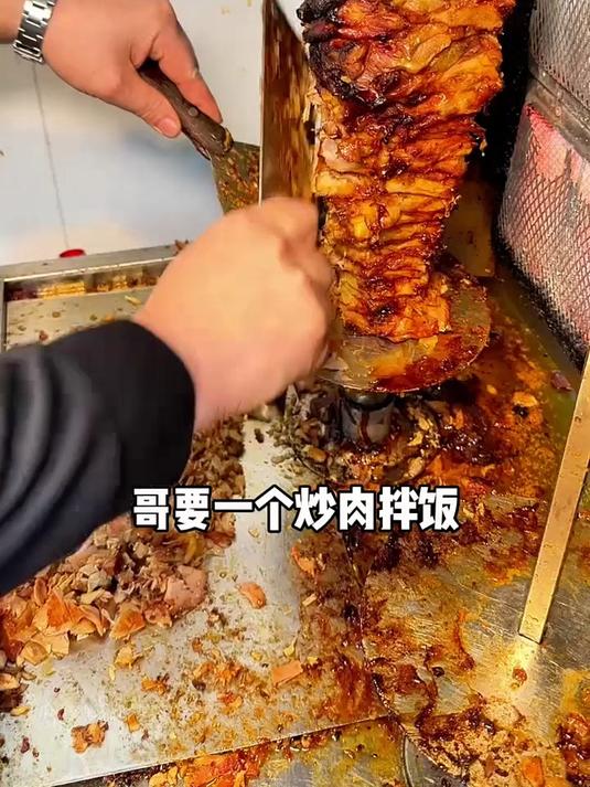 焦焦的烤肉拌饭香迷糊了吧