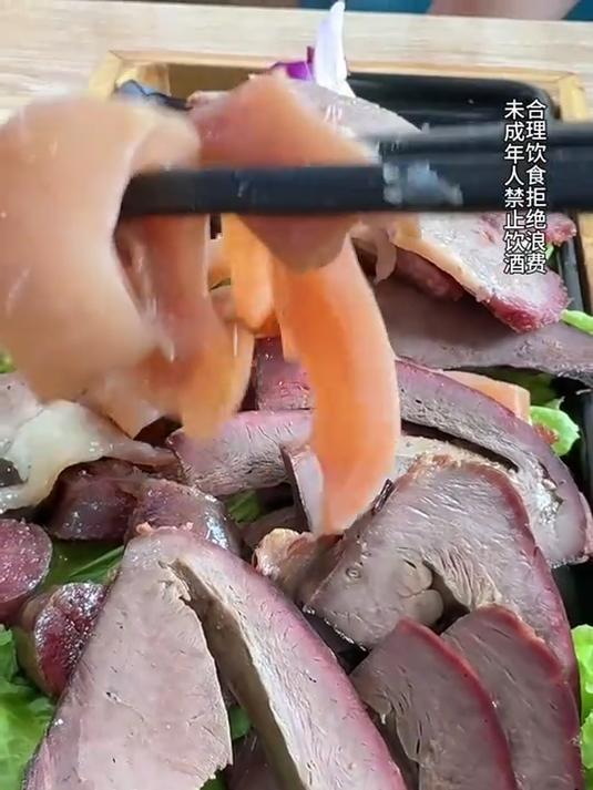 东北单身女人下班后的快乐就是驴肉拼盘和驴肉馅饺子