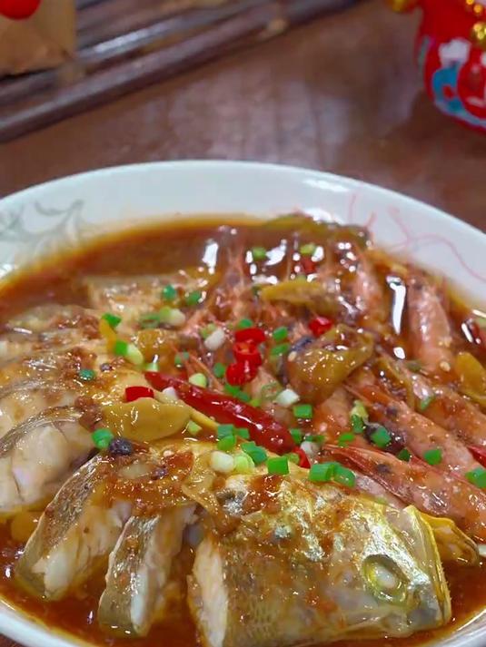 下回买了黄鱼一定要试试我这个做法，搭配上一点滑皮虾一起酱椒蒸