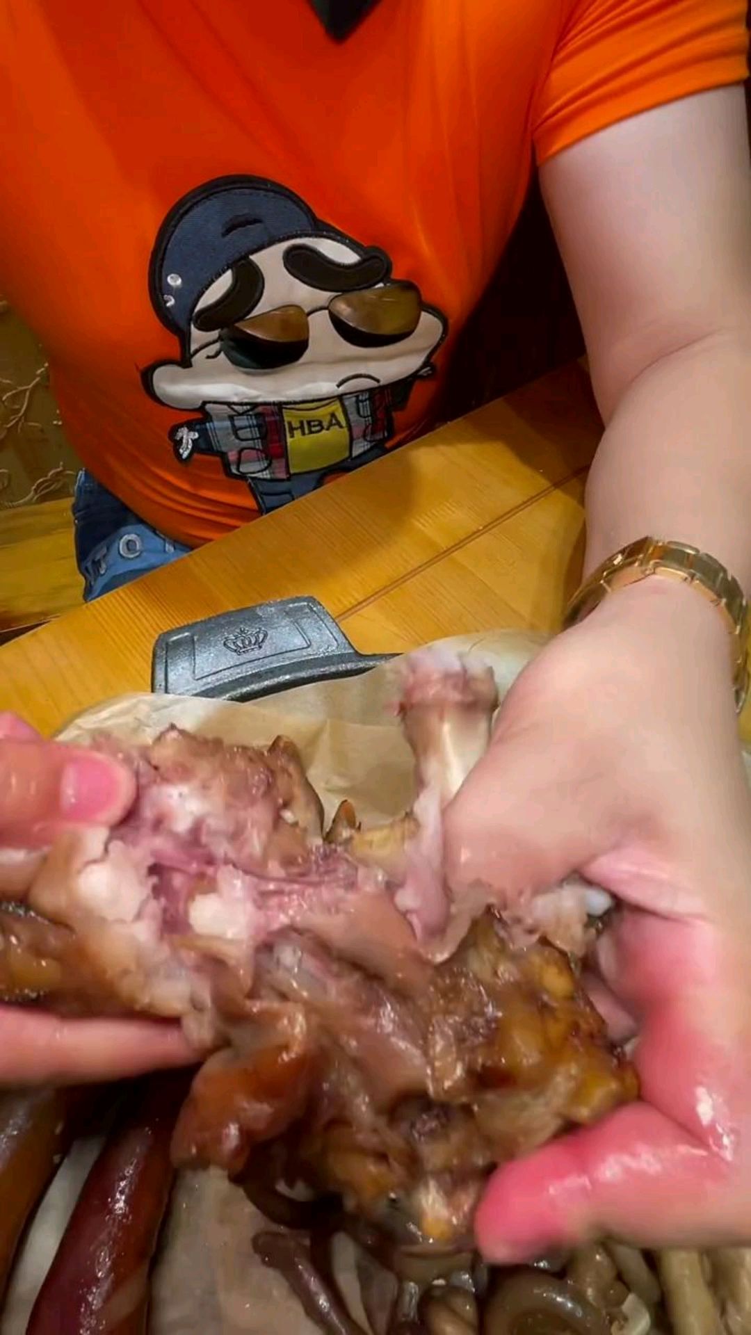 破停车场旁的烤鹅熏酱小馆,这老板脾气老大了,去吃饭加点小心