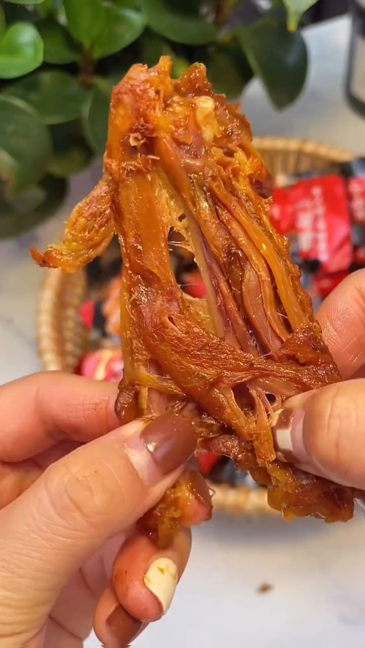 这款小石头鸭翅非常好吃,肉质紧实,卤味十足,追剧下酒都很好,有辣和不辣#鸭翅